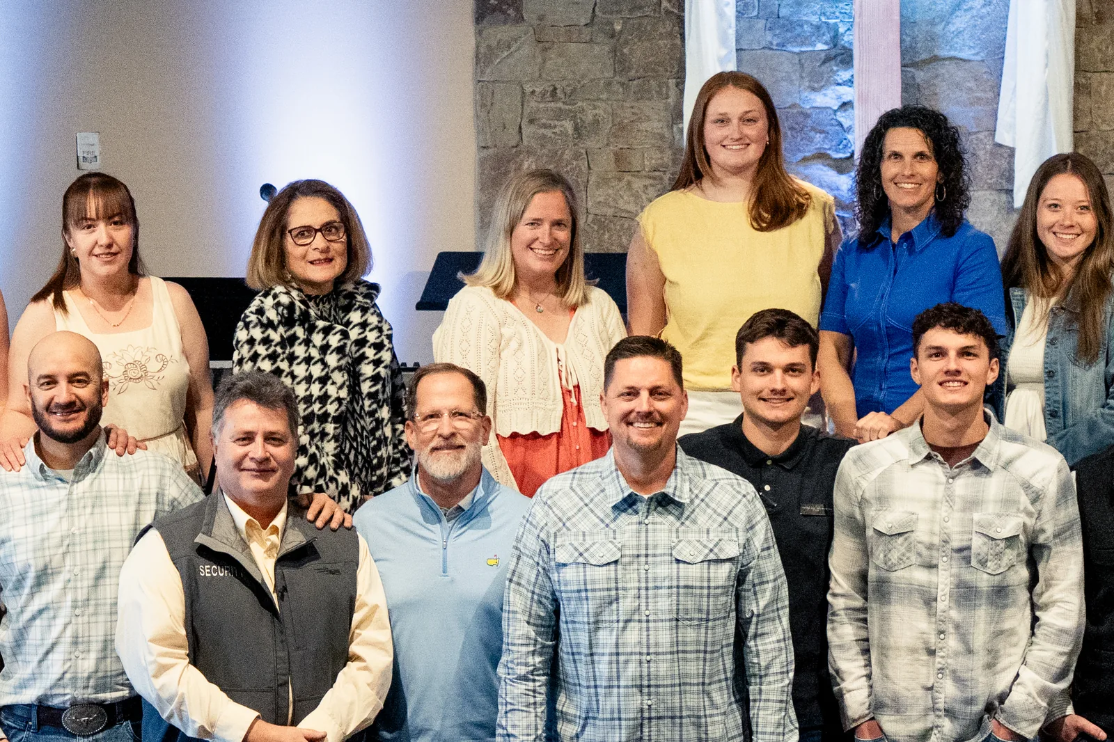Miembros de la familia de la iglesia juntos el Domingo de Resurrección
