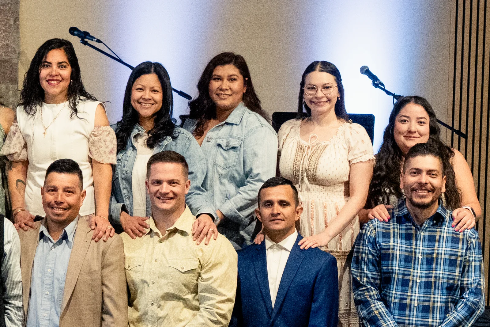 Miembros de la familia de la iglesia juntos el Domingo de Resurrección