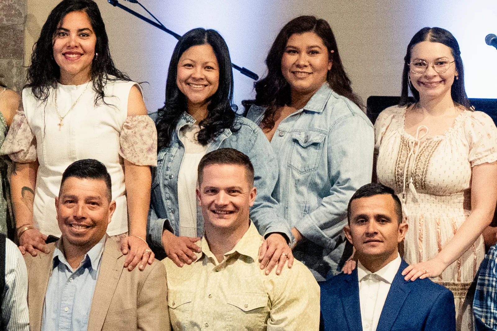 Miembros de la familia de la iglesia juntos el Domingo de Resurrección