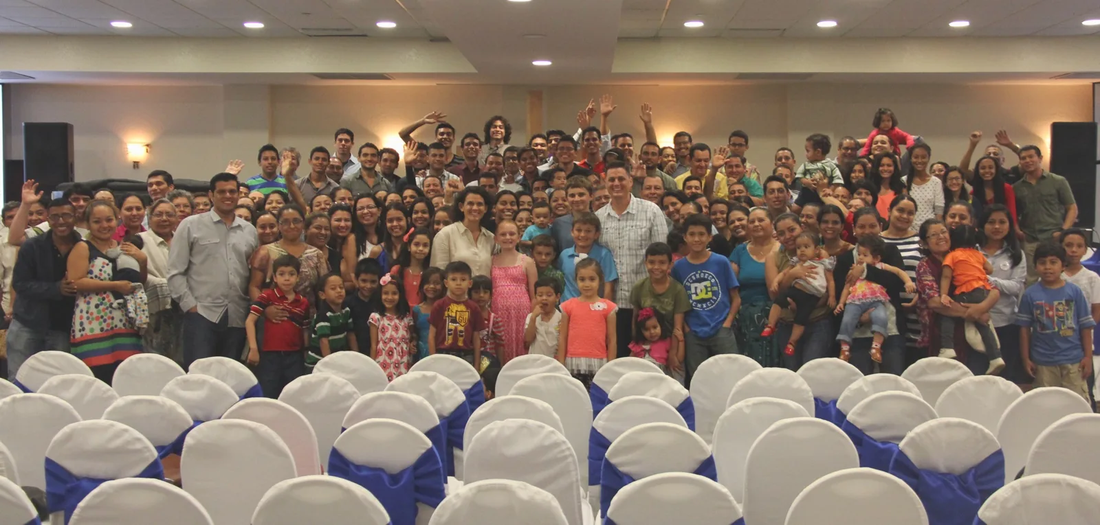La familia de la iglesia Petra Managua, 2015