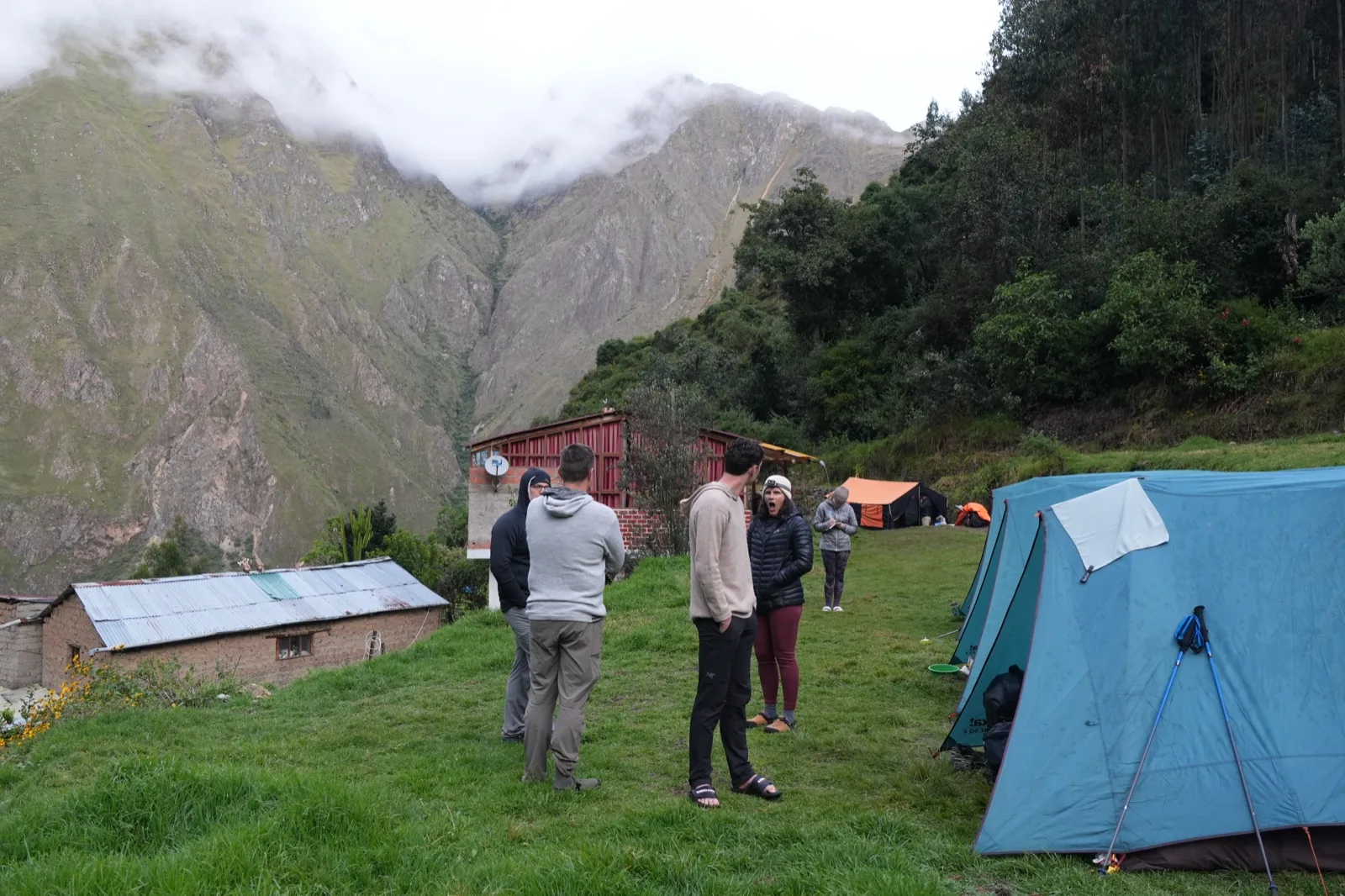 Campamento del equipo misionero en los Andes durante un viaje de Petra International