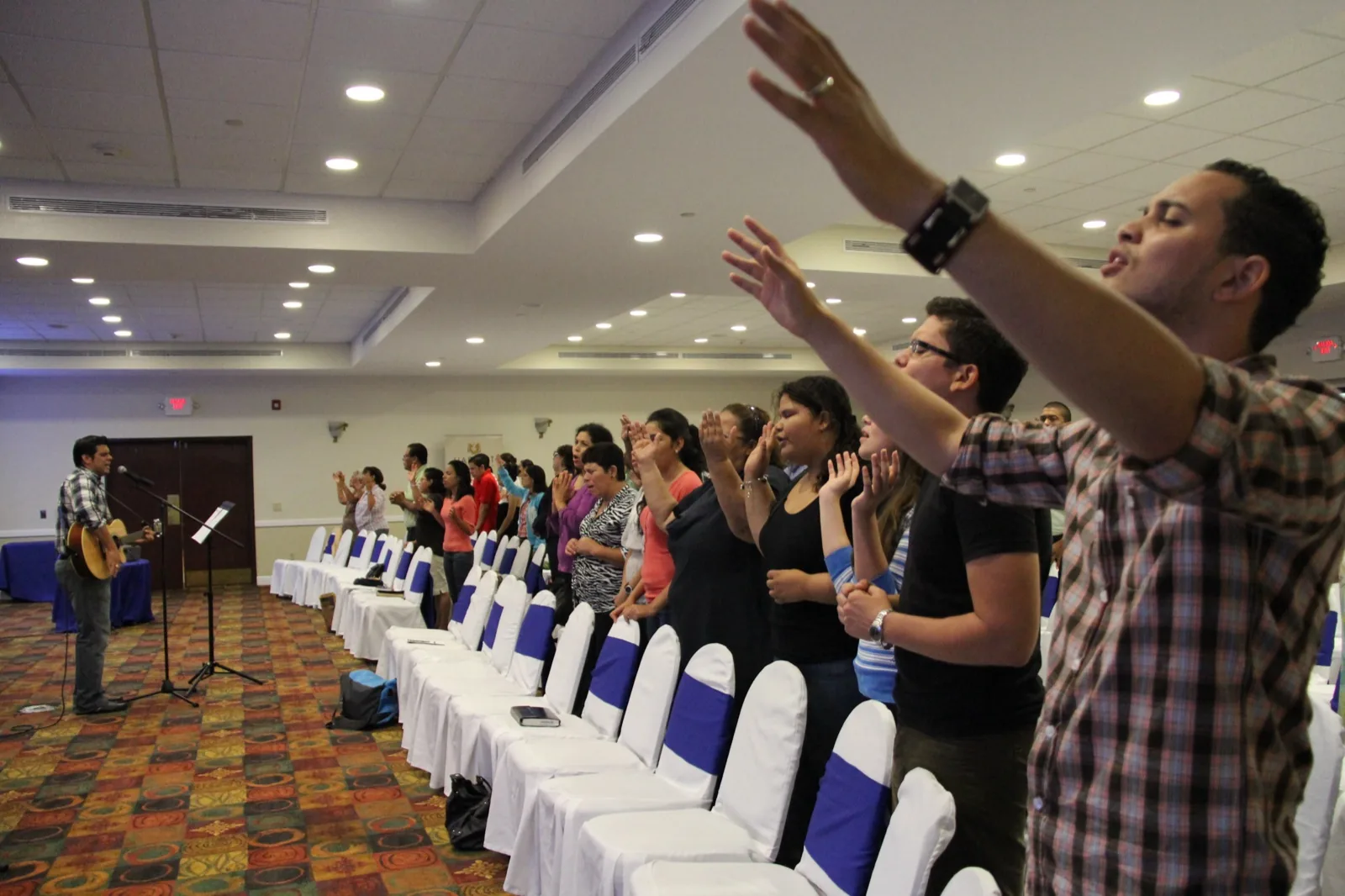 Adoración en una reunión de la iglesia Petra en Managua