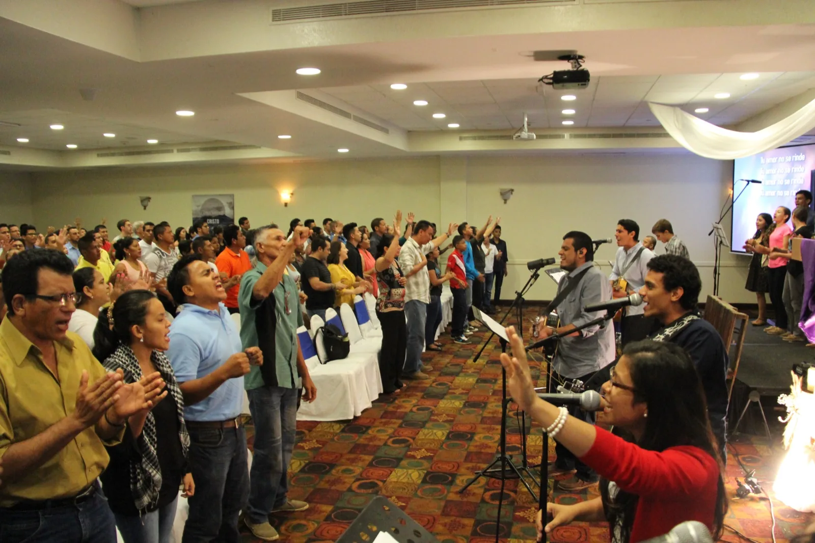 La congregación adorando junta en Managua, Nicaragua